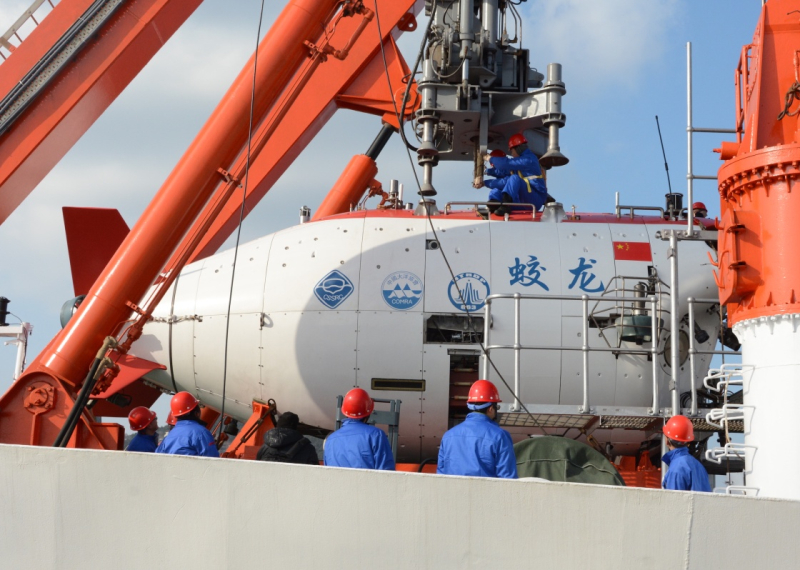 当日，“蛟龙”号载人潜水器在国家深?；毓芾碇行穆胪方醒萘?，复核潜水器全系统功能，验证母船水面支持系统，完善下潜操作流程，并对部分人员进行岗位适应性培训，备战明年的中国大洋第38航次科考任务。