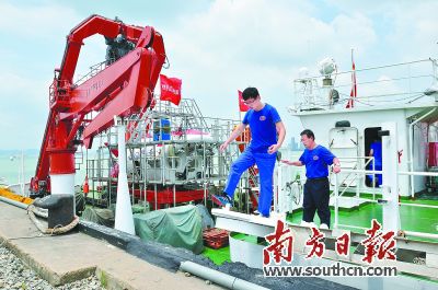 29日，科考人员从搭载蛟龙号的“向阳红09船”下船。新华社发